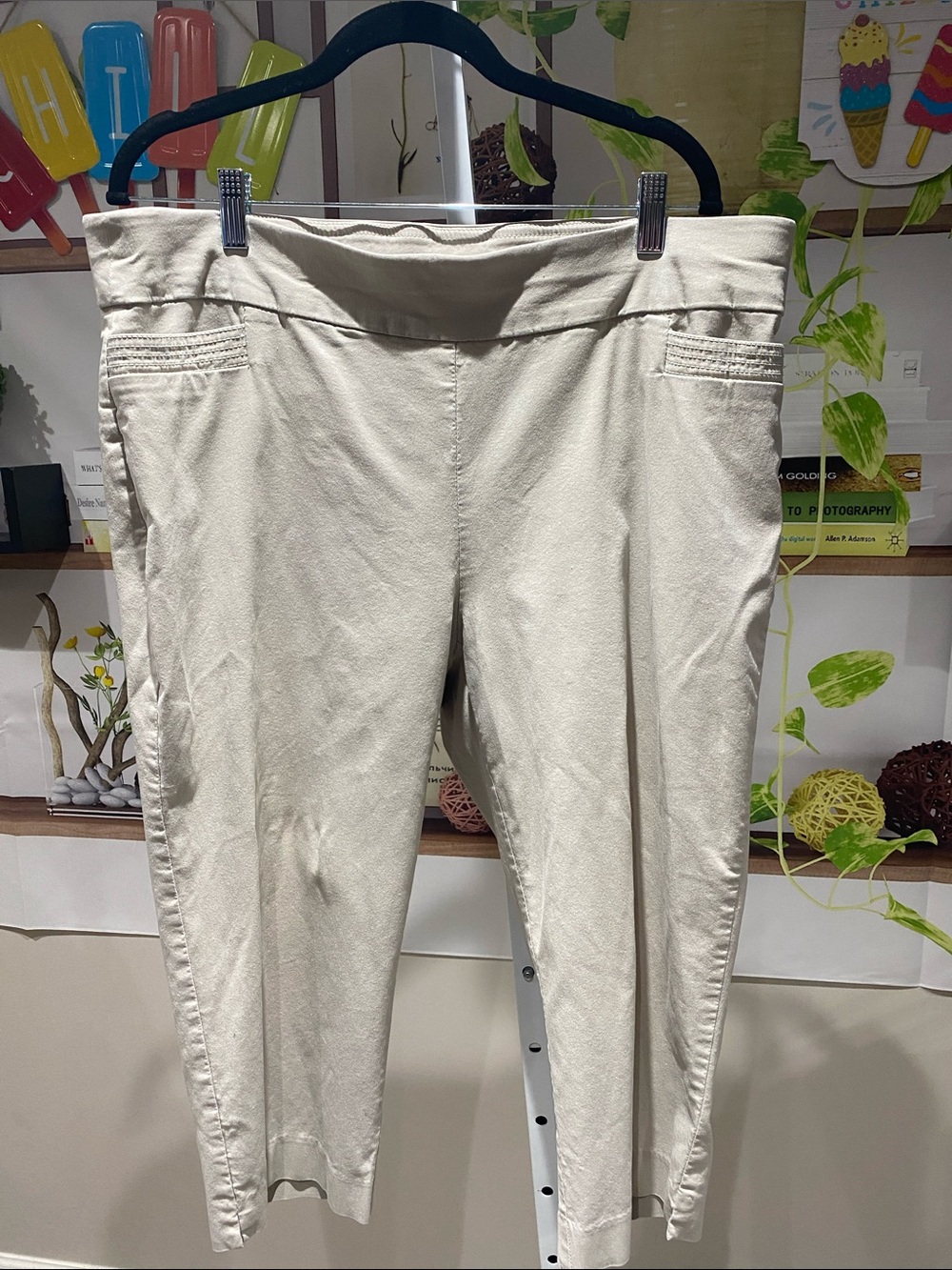 Studio Works Light Beige Women's Pull-On Capri size 18 W. 19 waist 11 rise L 20